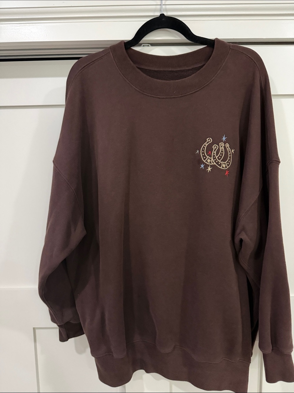 Women’s Brown Crewneck Sweatshirt oversized with Horseshoe and cowboy boots